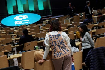 Un activista durante la sesión plenaria de clausura de la COP29 en Bakú, (REUTERS/Murad Sezer)