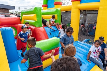 El accidente en el parque de entretenimientos ocurrió durante una fiesta de cumpleaños en marzo de 2022, cuando el menor cayó desde un inflable y resultó lesionado (Alcaldía de San Salvador)