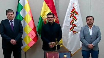 El presidente de Bolivia, Rodrigo Paz (centro), tomó juramento este miércoles a Marcelo Blanco (izq.) como nuevo ministro de Hidrocarburos y Energía (Captura de pantalla)