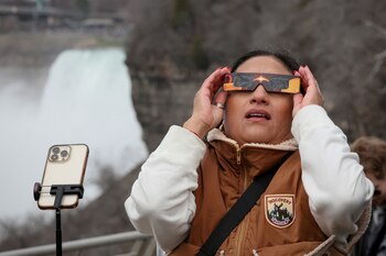 Una mujer mira en eclipse