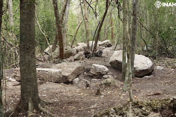 Dicha zona arqueológica se ubica al norte de la Reserva de la Biosfera Calakmul y conserva plazas, edificios palaciegos y religiosos