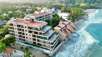 Alerta por riesgo de colapso de torres de lujo irregulares construidas a orilla del mar en San Pancho, Nayarit
