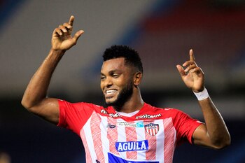 En la imagen, el goleador