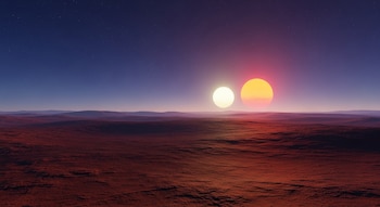 Una ilustración digital de un paisaje planetario con suelo rojizo y colinas suaves. Dos soles, uno amarillo pálido y otro naranja intenso, están en un cielo azul-violeta.