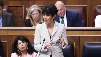 La portavoz del Gobierno evita condenar al alcalde socialista de Lleida por prohibir el burka