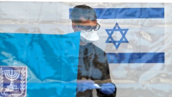 Un hombre vota en uno