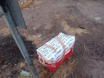 El mensaje estaba pegado a