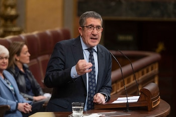 El portavoz del PSOE, Patxi López, interviene en el debate de la toma en consideración de la proposición de ley de amnistía. (Fernando Villar / EFE)