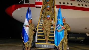 Fuerza armada de El Salvador confirma a un militar herido en una base de la ONU en Líbano
