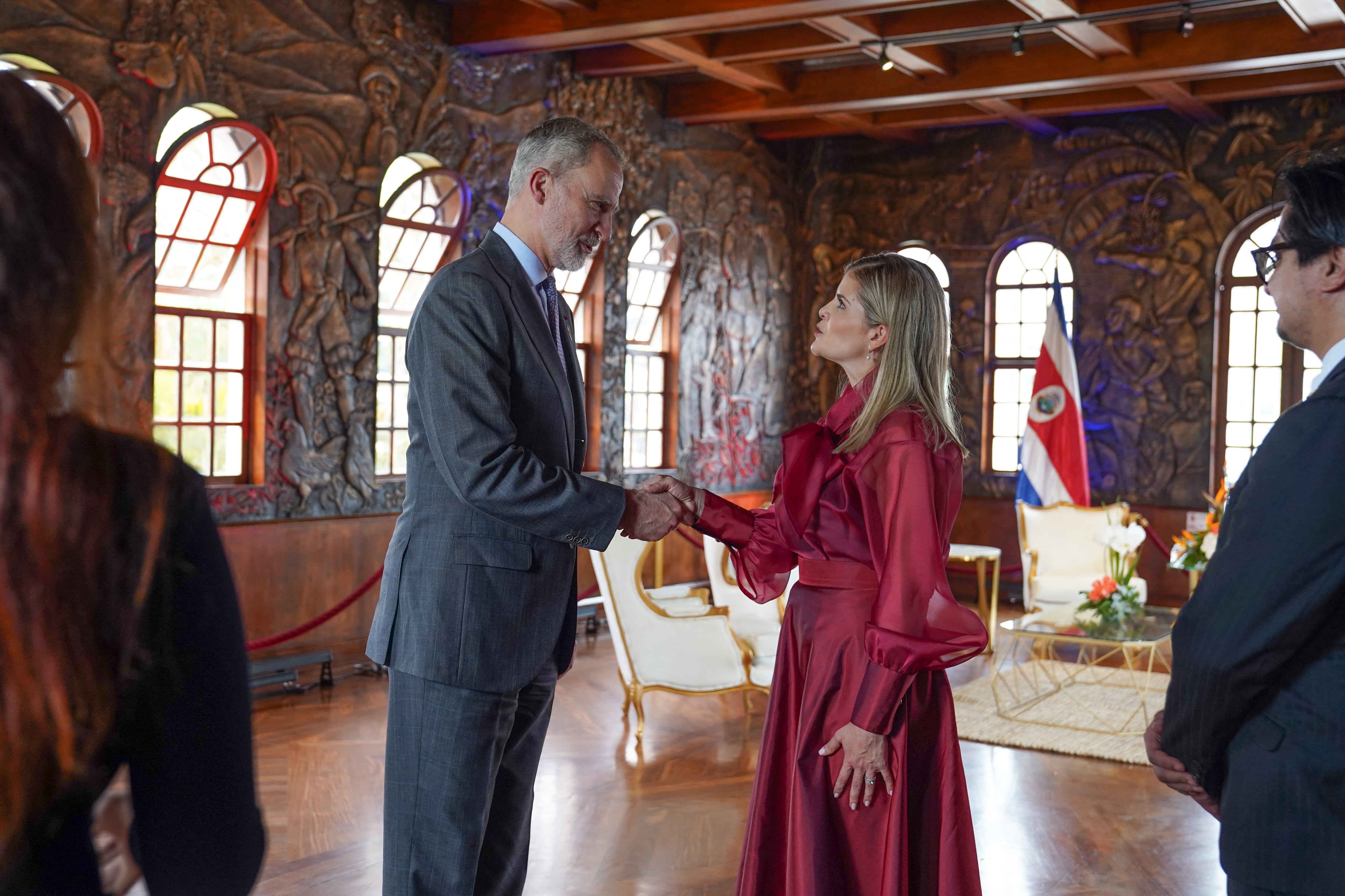 La fotografía difundida por la Presidencia de Costa Rica muestra al rey Felipe VI de España saludando a la presidenta electa de Costa Rica, Laura Fernández, durante una reunión bilateral en San José el 7 de mayo de 2026. Laura Fernández tomará posesión como nueva presidenta de Costa Rica el 8 de mayo de 2026. (Photo by Handout / Costa Rican presidency / AFP)