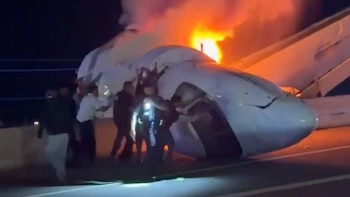 Un jet privado se estrella en una autopista de Texas: un muerto y cinco sobrevivientes