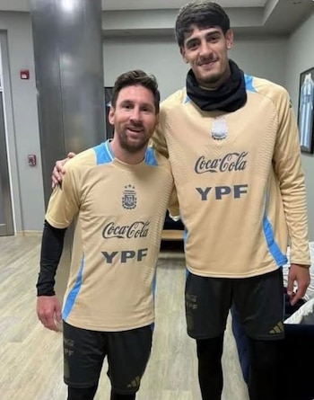 Mariano Troilo junto a Messi