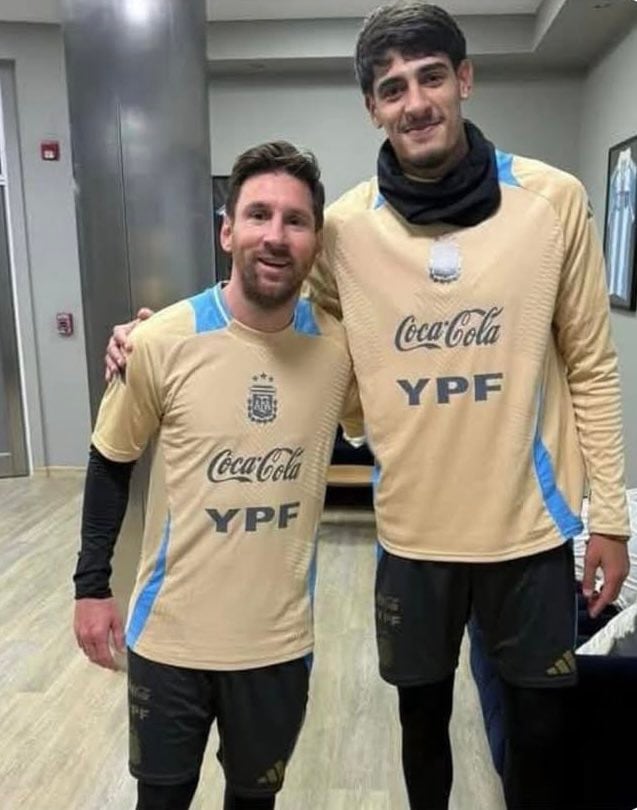 Mariano Troilo junto a Messi con la indumentaria de la selección argentina