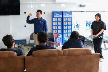 Autoridades guatemaltecas brindaron asistencia a los cinco pescadores. (Cortesía: Instituto Guatemalteco de Migración)