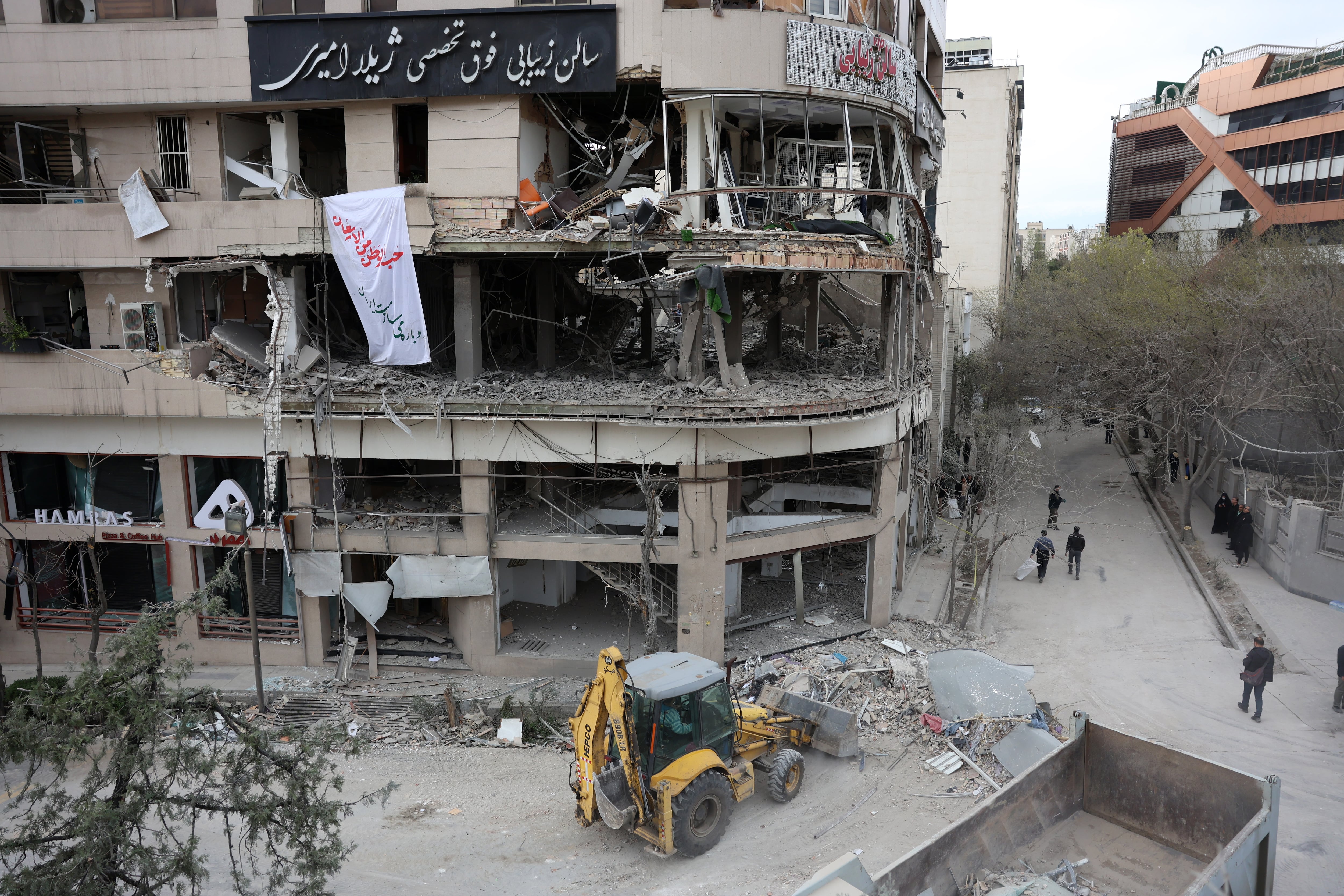 Un edificio comercial dañado por un bombardeo en el norte de Teherán. (EFE/EPA/ABEDIN TAHERKENAREH)