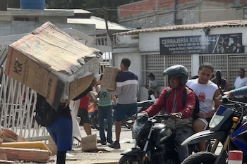 Los vecinos de Catia La Mar quedaron a la intemperie y tratan de conseguir alimentos (EFE/ Rayner Peña R)