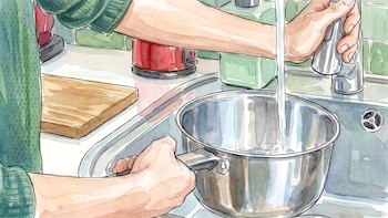 Por qué los expertos desaconsejan cocinar con agua caliente de la canilla