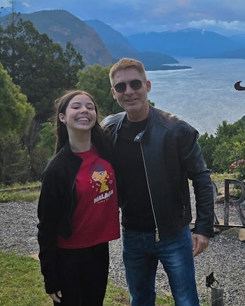 Desde el sur del país, Adrián Suar eligió a su hija menor, Margarita, para recibir un nuevo capítulo en su vida