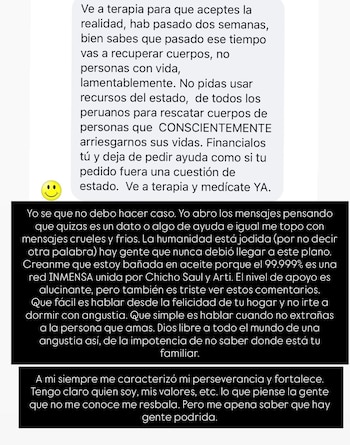 Screenshot de tres bloques de texto en una interfaz de chat. El primer bloque tiene fondo gris, los otros dos, negro con letras blancas. Incluye un emoticón