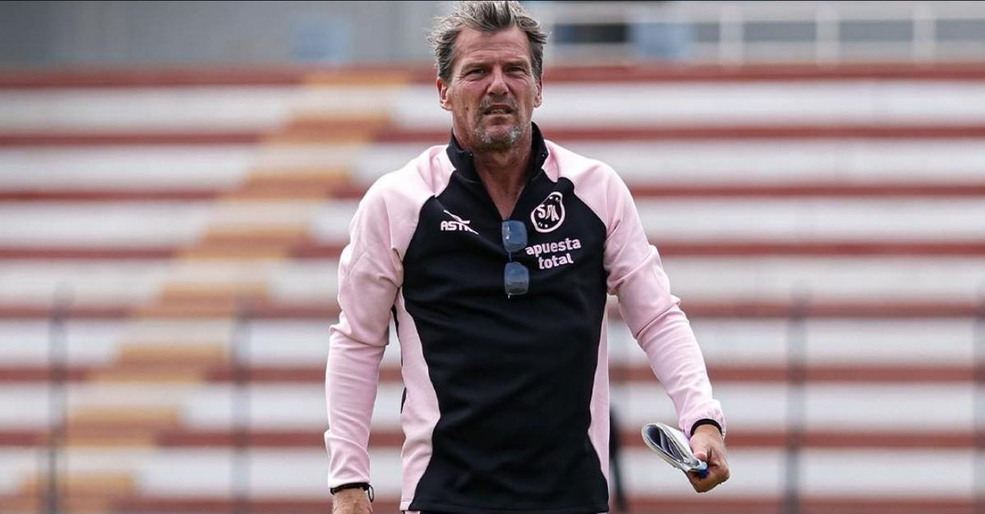 El entrenador busca un plan con equilibrio entre ataque y defensa en el Estadio Nacional y pide sacrificio a los delanteros para recuperar arriba, sin adelantar la formación para sostener la competencia interna (Sport Boys)