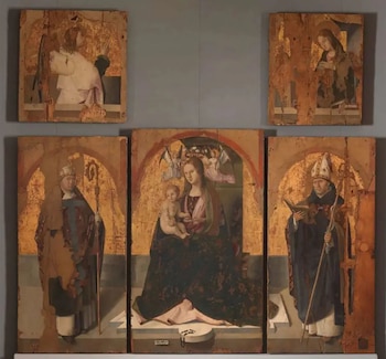Seis paneles de madera deteriorados. Panel central inferior: Virgen con Niño, dos ángeles. Paneles laterales inferiores: dos obispos con báculo y atributos. Paneles superiores: un ángel y una figura femenina