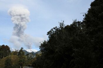 Vapor y gases se elevan