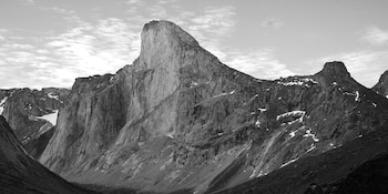 La cara oeste del Monte Thor supera en altura de caída continua a rascacielos como el Burj Khalifa, la Torre Eiffel y el Empire State (Wikipedia)