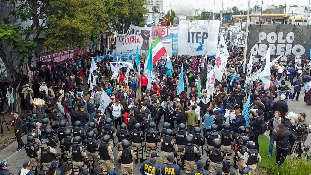 Marchas y piquetes: los movimientos sociales cortarán accesos en rechazo a la baja del programa Volver al Trabajo