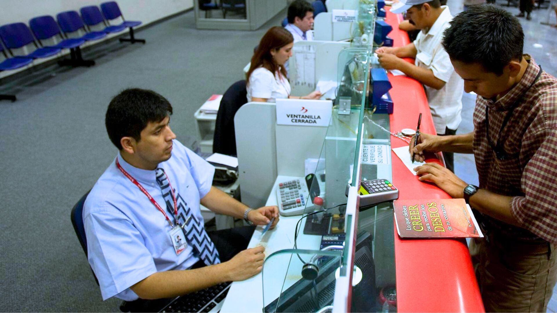 Cajera de banco robó S/34 mil de la CTS de tres clientes en Lima: Fue condenada a 8 años de prisión