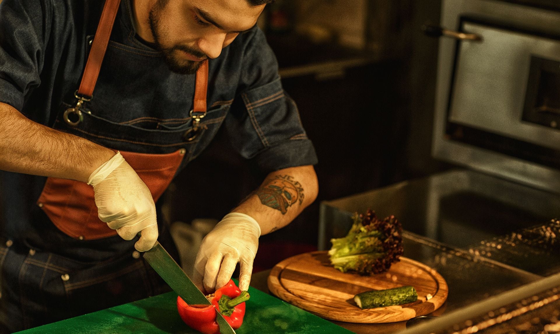 Más allá de las recetas, el chef del futuro deberá equilibrar arte y conciencia, guiando con su ejemplo una gastronomía sostenible y ética. (Freepik)