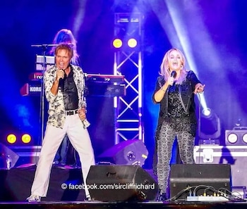 Sir Cliff Richard despidió a Bonnie Tyler como una “maravillosa amiga”