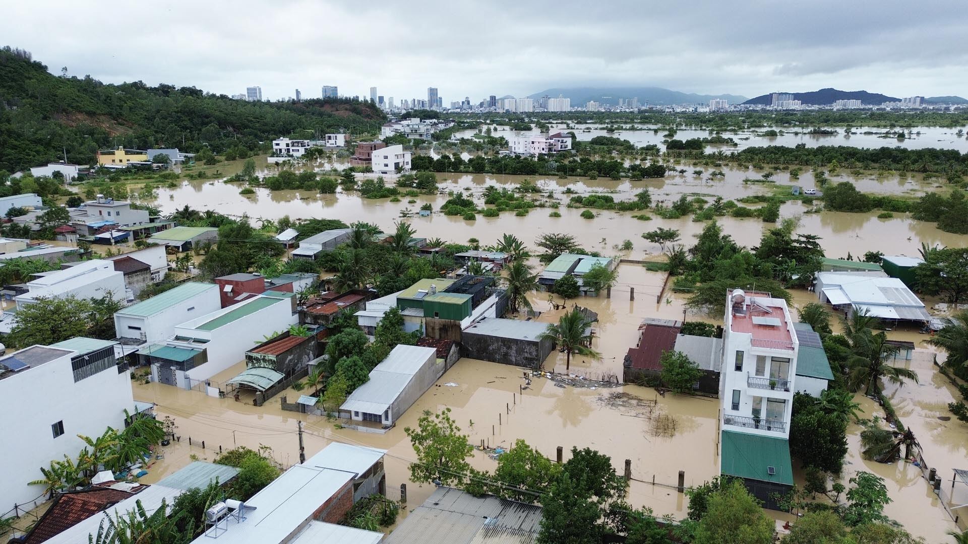 Casas sumergidas por inundaciones en Khanh Hoa, Vietnam, el 20 de noviembre de 2025. (Nguyen Huy Thanh/VNA vía AP)