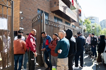 Varias personas hacen cola para entrar en la Embajada y Consulado de Marruecos. (Isa Saiz / Europa Press)