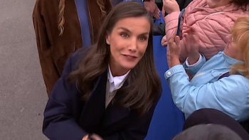 La reina Letizia sorprende con un look informal y un abrigo azul marino en tendencia para su visita al Pueblo Ejemplar 2026