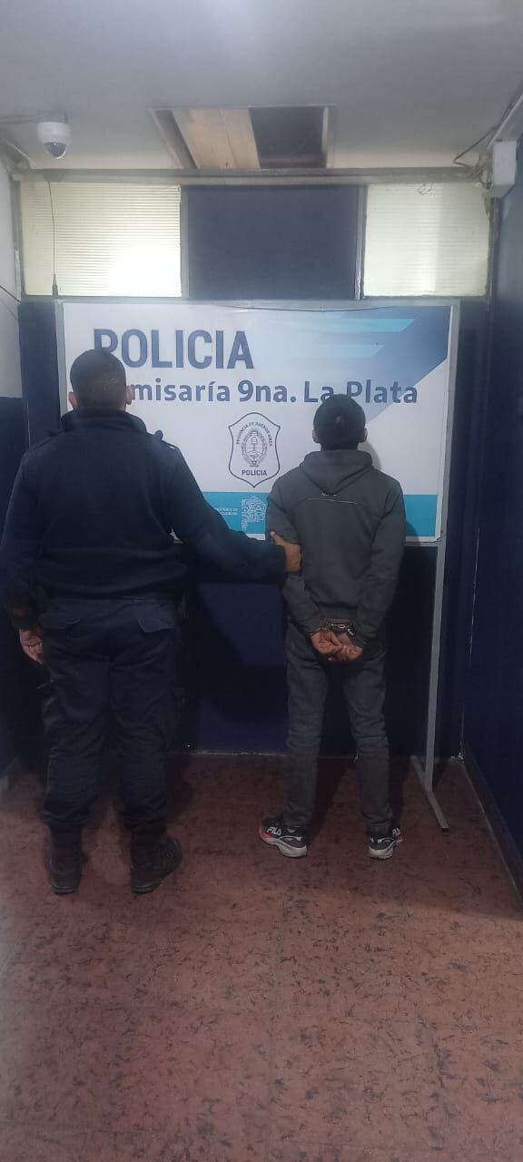 Uno de los agresores fue detenido en el lugar y quedó a disposición de la justicia por resistencia a la autoridad y lesiones