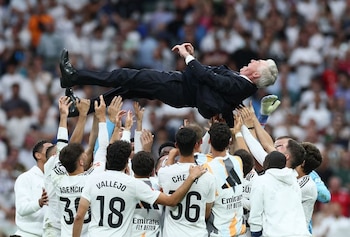 Ancelotti manteado por sus jugadores. (REUTERS/Isabel Infantes)
