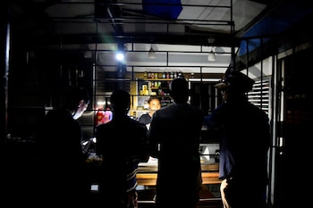 Un grupo de personas compra