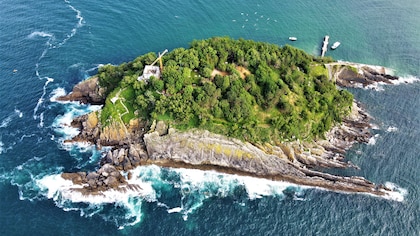 Esta isla de San Sebastián es todo un paraíso al que se puede llegar nadando