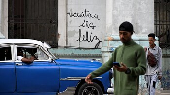 “Necesitas ser feliz”, un grafiti