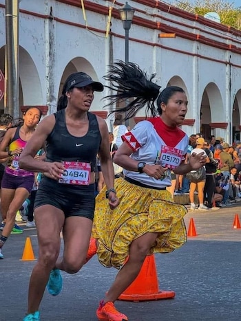 La maratonista rarámuri correrá vistiendo