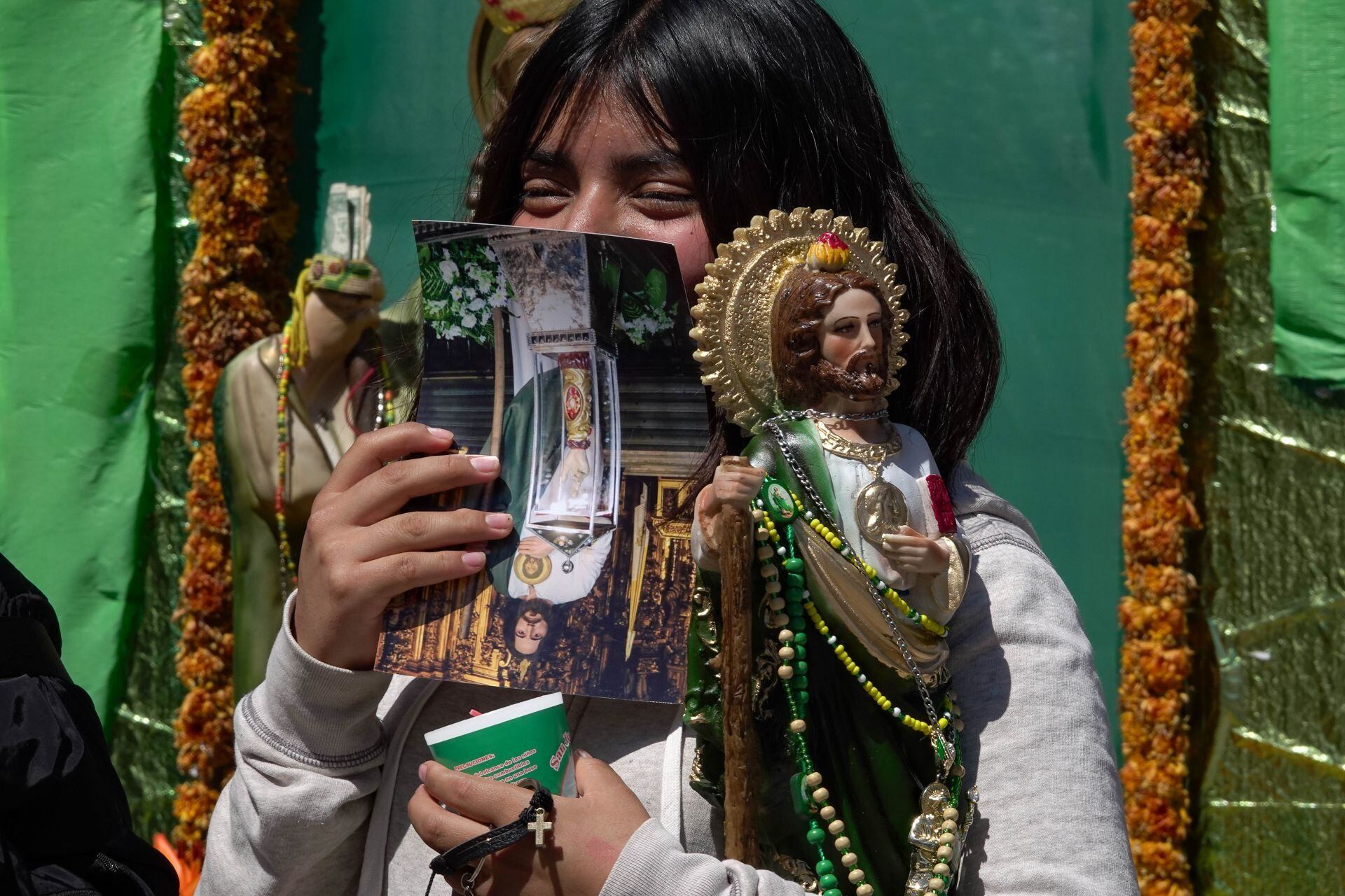 CIUDAD DE MÉXICO 28OCTUBRE2025.- Miles de fieles a San Judas Tadeo se dieron cita a lo largo de este día para festejar al santo, agradecer o realizar alguna manda, en la iglesia de San Hipólito. FOTO:ROGELIO MORALES /CUARTOSCURO.COM