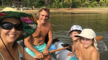 Virginia Bitros y su esposa viajan en velero (Gentileza)