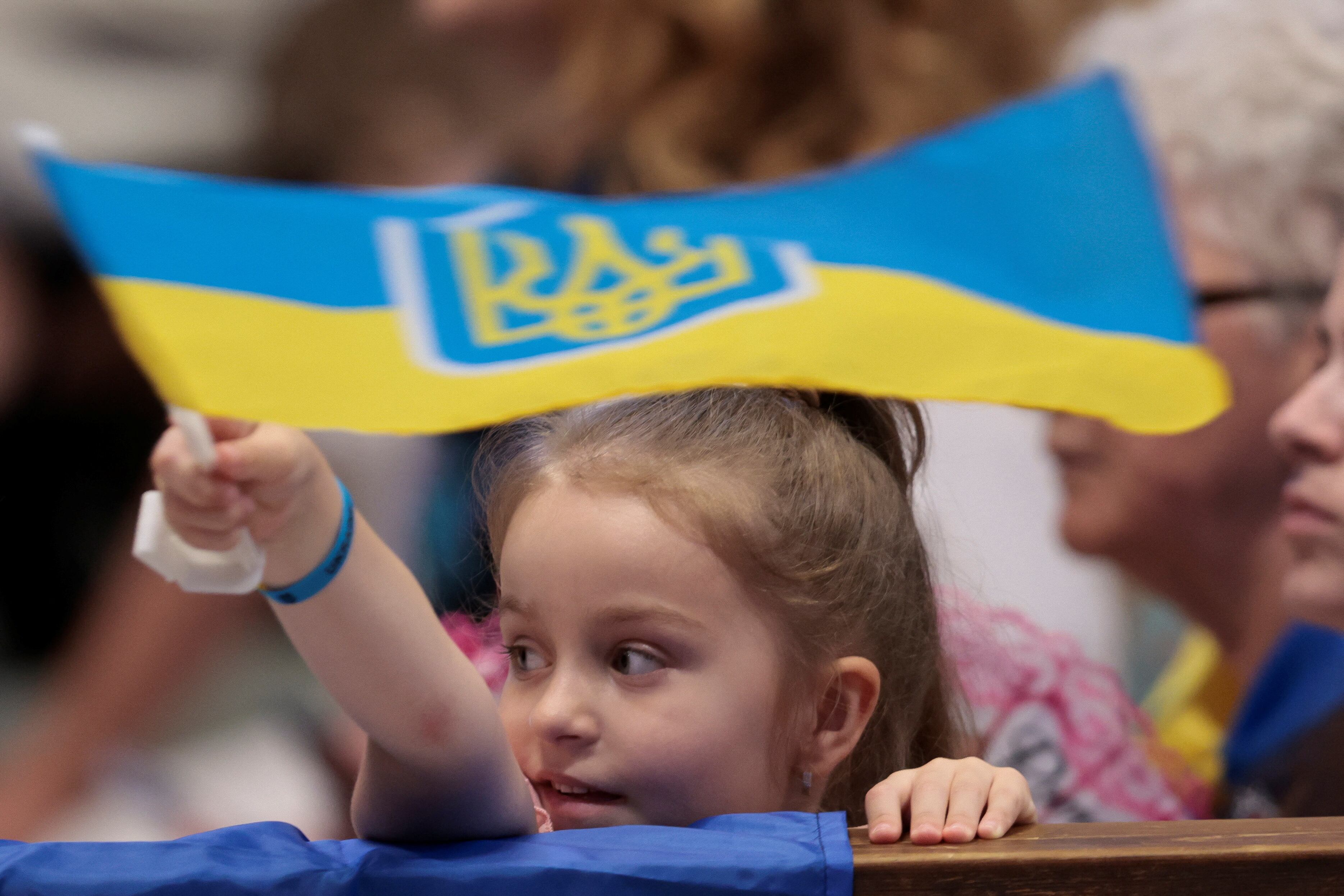 Una niña con la bandera de Ucrania en el encuentro con el Papa (REUTERS/Remo Casilli)