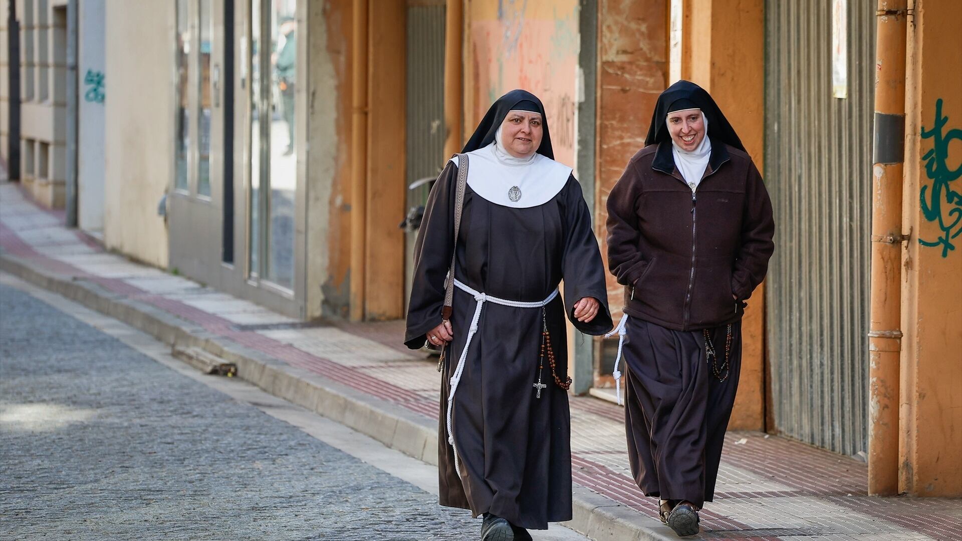 Dos exmonjas de Belorado, llegan a los juzgados de Briviesca, a 28 de noviembre de 2025 (Tomás Alonso / Europa Press)