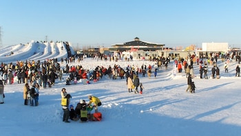 El Festival de la Nieve transforma el parque Odori con esculturas de nieve y hielo cada febrero (Wikimedia Commons)
