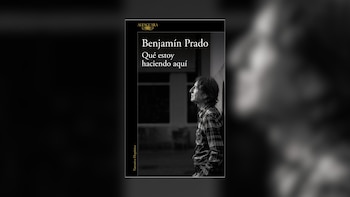 Cubierta de 'Qué estoy haciendo aquí', de Benjamín Prado.