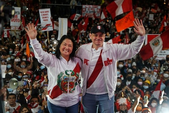En la imagen, la derechista Keiko Fujimori (i) y su esposo, Mark Vito. EFE/Gian Masko/Archivo
