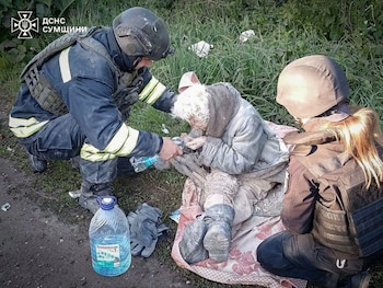 Un rescatista ucraniano auxilia a