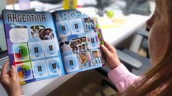 La periodista Luciana Rubinska relató cómo adquirió por error un álbum apócrifo del Mundial 2026 y alertó a los compradores