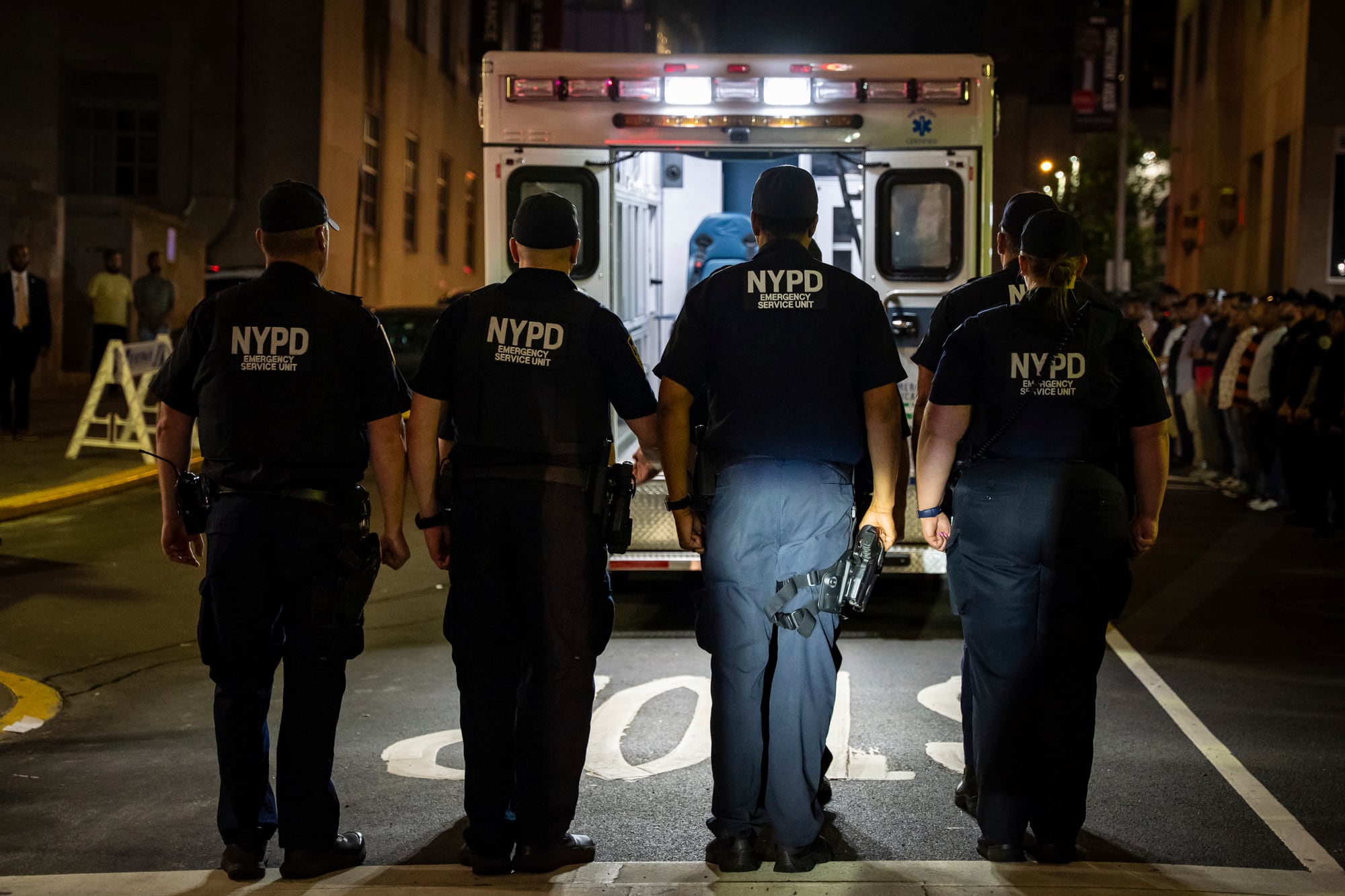 Los oficiales permanecen firmes durante el traslado digno de Didarul Islam, quien fue asesinado a tiros por el hombre armado. (AP Photo/Angelina Katsanis)